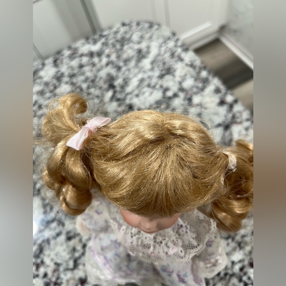 CUDDLE WIT, LTD.   Porcelain Doll Collectible MEMORIES Blonde Curly Hair - Picture 5 of 11